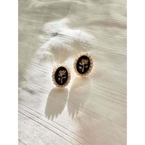 Oval gold and black rose stud earring with pearl accent - Picture 2 of 4